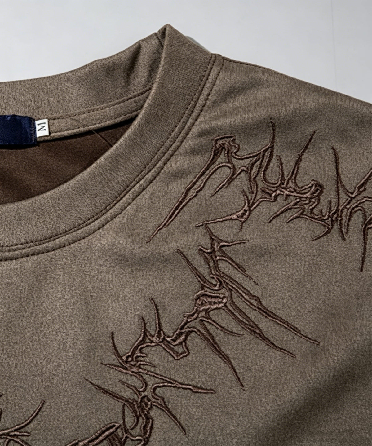Tanktop in Wildleder-Optik mit Dornen – Ausschnittstickerei und Label | XoKool
