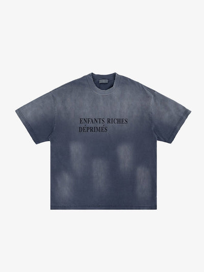 Camiseta boxy desteñida por el sol con texto estampado en el pecho
