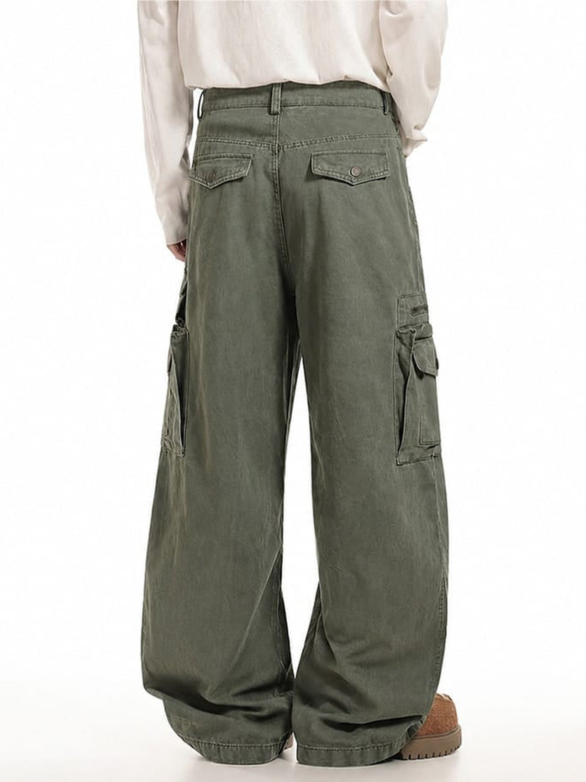 Tactical Wide Leg Cargohose mit Reißverschlusstasche – Oliv, am Model von hinten | XoKool