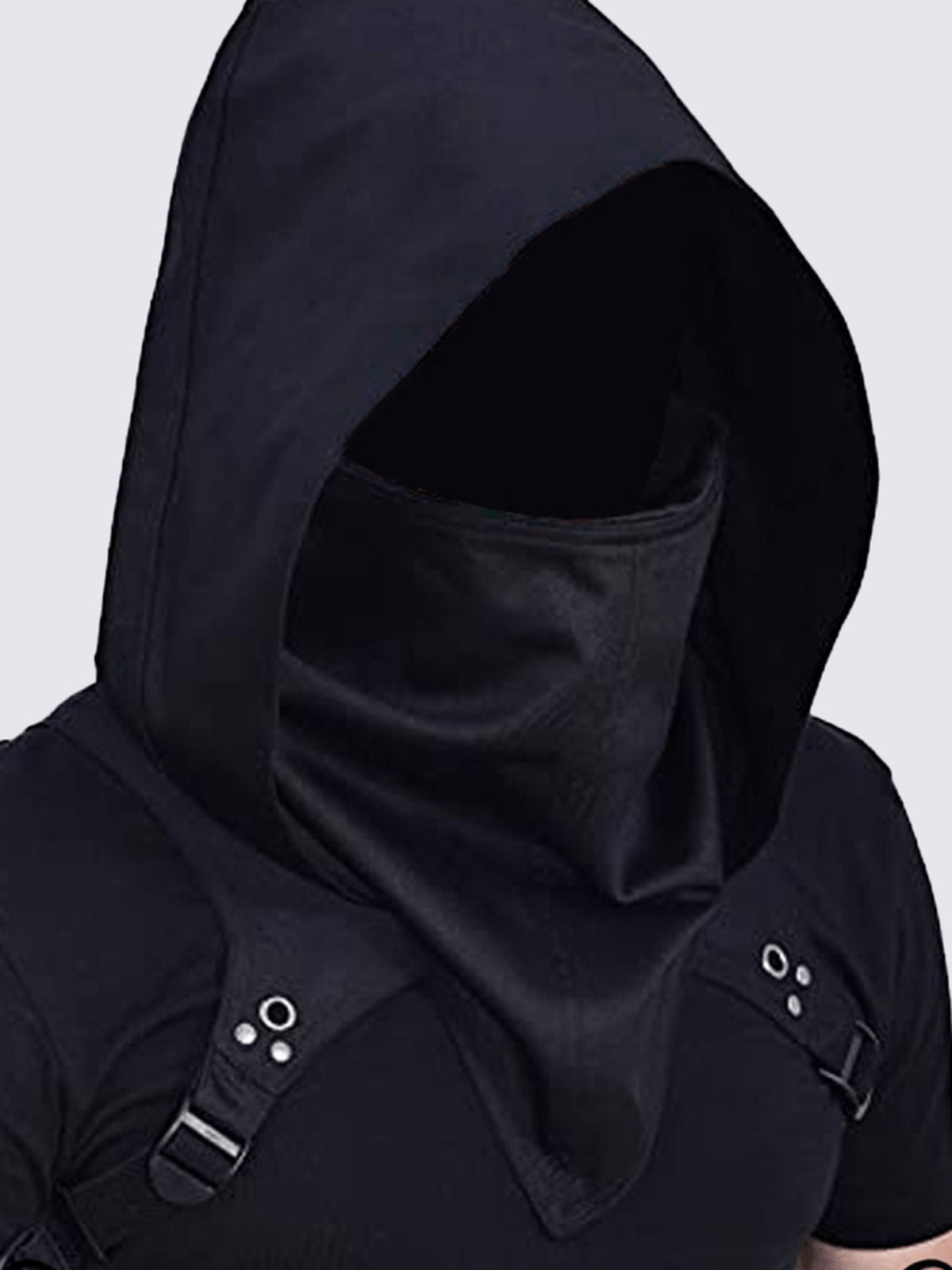 Capucha techwear con cubierta facial integrada – en modelo, primer plano frontal | XoKool