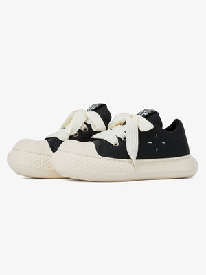 Zapatillas chunky big toe con suela redondeada – Par negro, en ángulo | XoKool