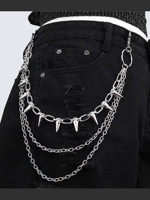 Dreilagige Hosenkette mit silbernen Spikes – am Model, an schwarze Jeans geklippt | XoKool