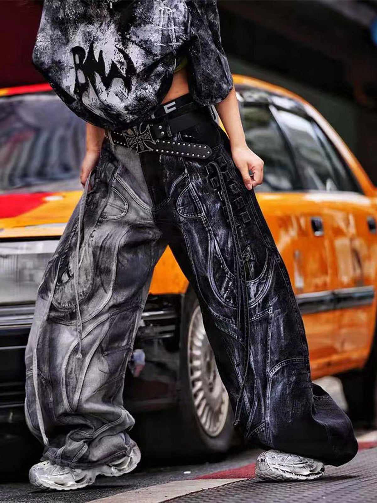 Zweifarbige Wide Leg Jeans mit geschwungenen Einsätzen – am Model, Dreiviertelansicht von vorn, Street | XoKool