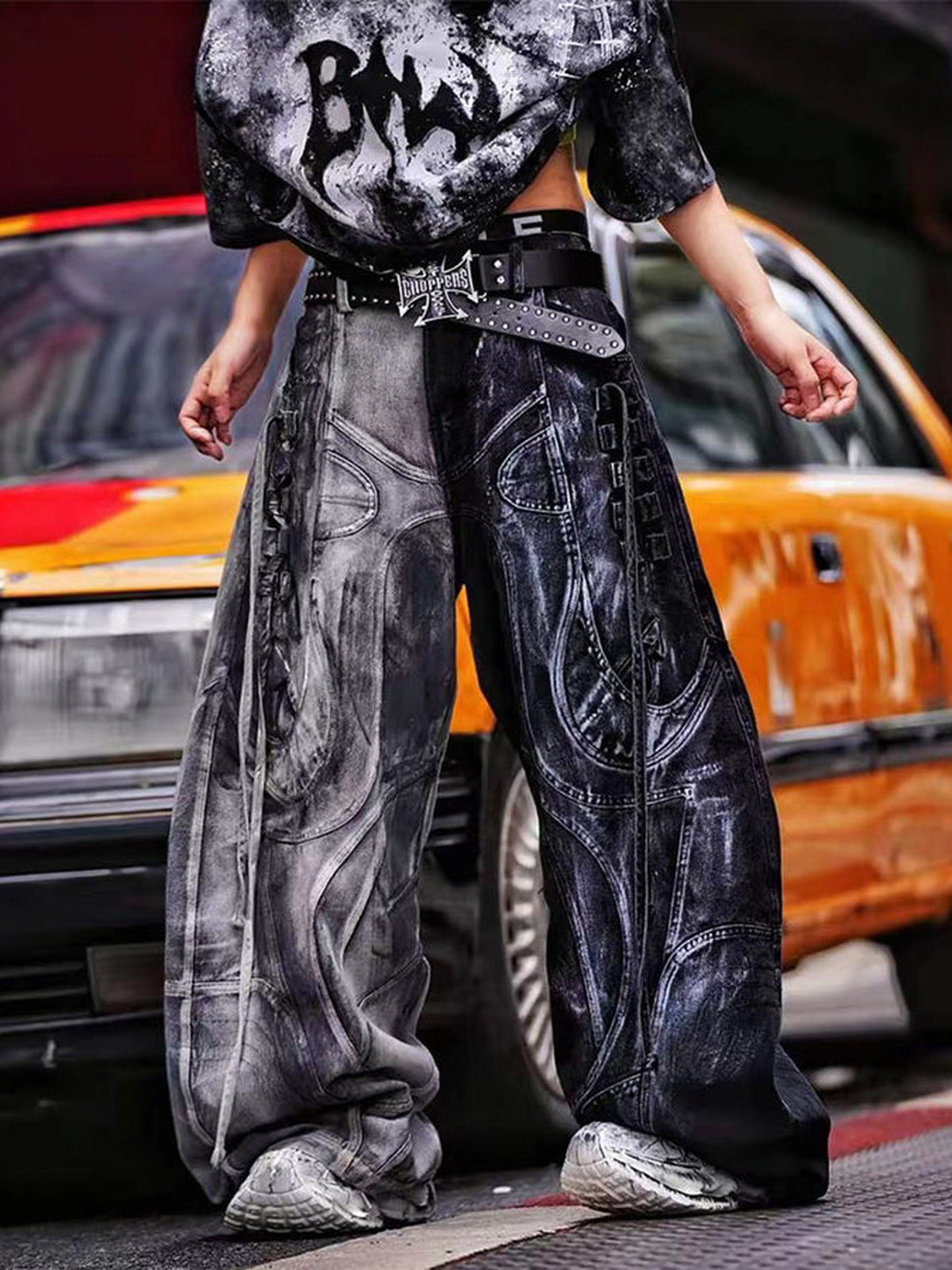 Jeans de pierna ancha bicolor con paneles curvos – en modelo, vista frontal, calle | XoKool