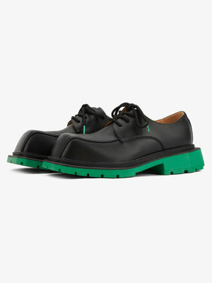 Schwarze Chunky Derby Schuhe mit eckiger Spitze und Profilsohle – grüne Sohle, Paar von der Seite | XoKool