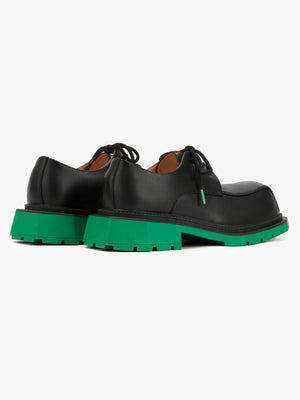 Chunky Derby Schuhe – grüne Sohle, Paar von der Seite | XoKool