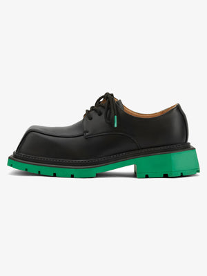 Schwarze Chunky Derby Schuhe mit eckiger Spitze und Profilsohle – grüne Sohle, Seitenansicht | XoKool