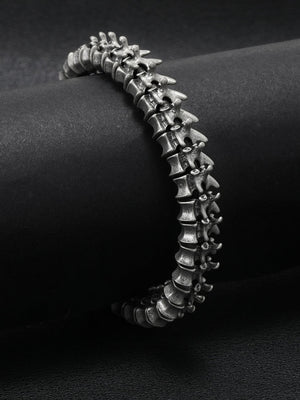 Pulsera de espina con eslabones de vértebras – detalle sobre tela oscura | XoKool