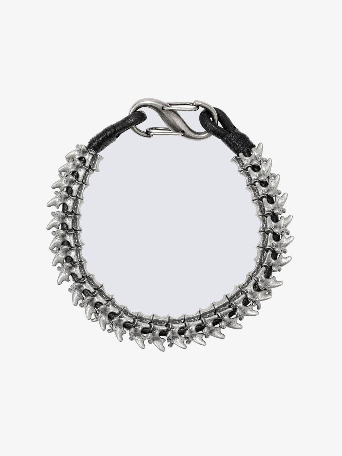 Pulsera de espina con eslabones de vértebras – vista del producto en plano, cierre | XoKool