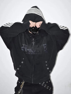 Gestreifte Trainingsjacke – am Model, Vorderansicht, Kapuze auf | XoKool