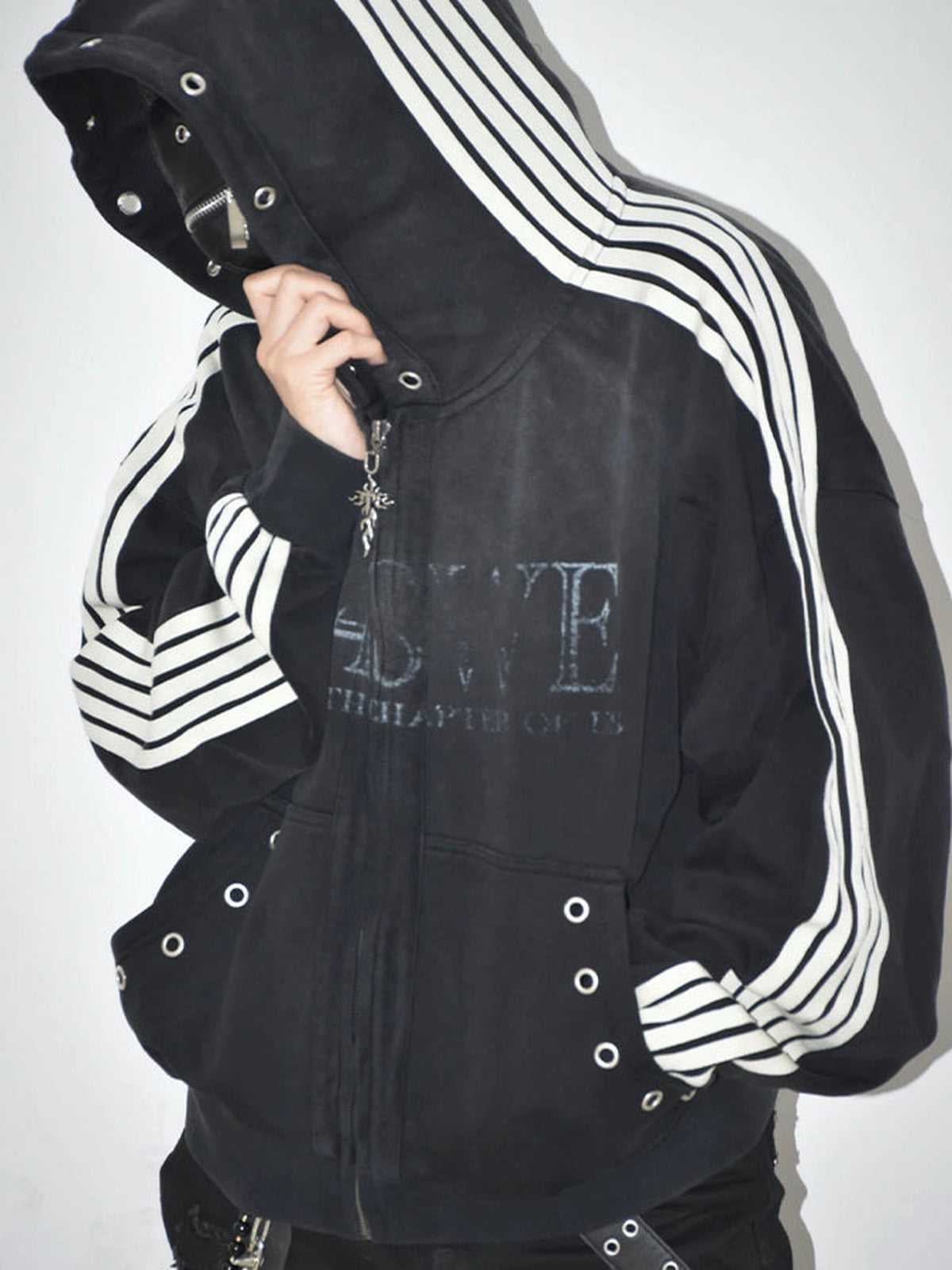 Vintage Washed Trainingsjacke mit gestreifter Kapuze – am Model, Seitenansicht mit Reißverschlusszipper | XoKool