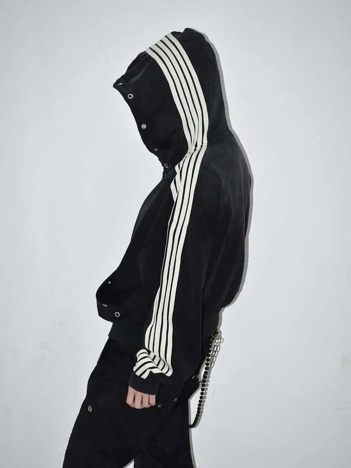 Gestreifte Trainingsjacke – am Model, Seitenansicht | XoKool