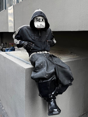 Gestreifte Trainingsjacke – Streetfoto, sitzend, mit Maske | XoKool