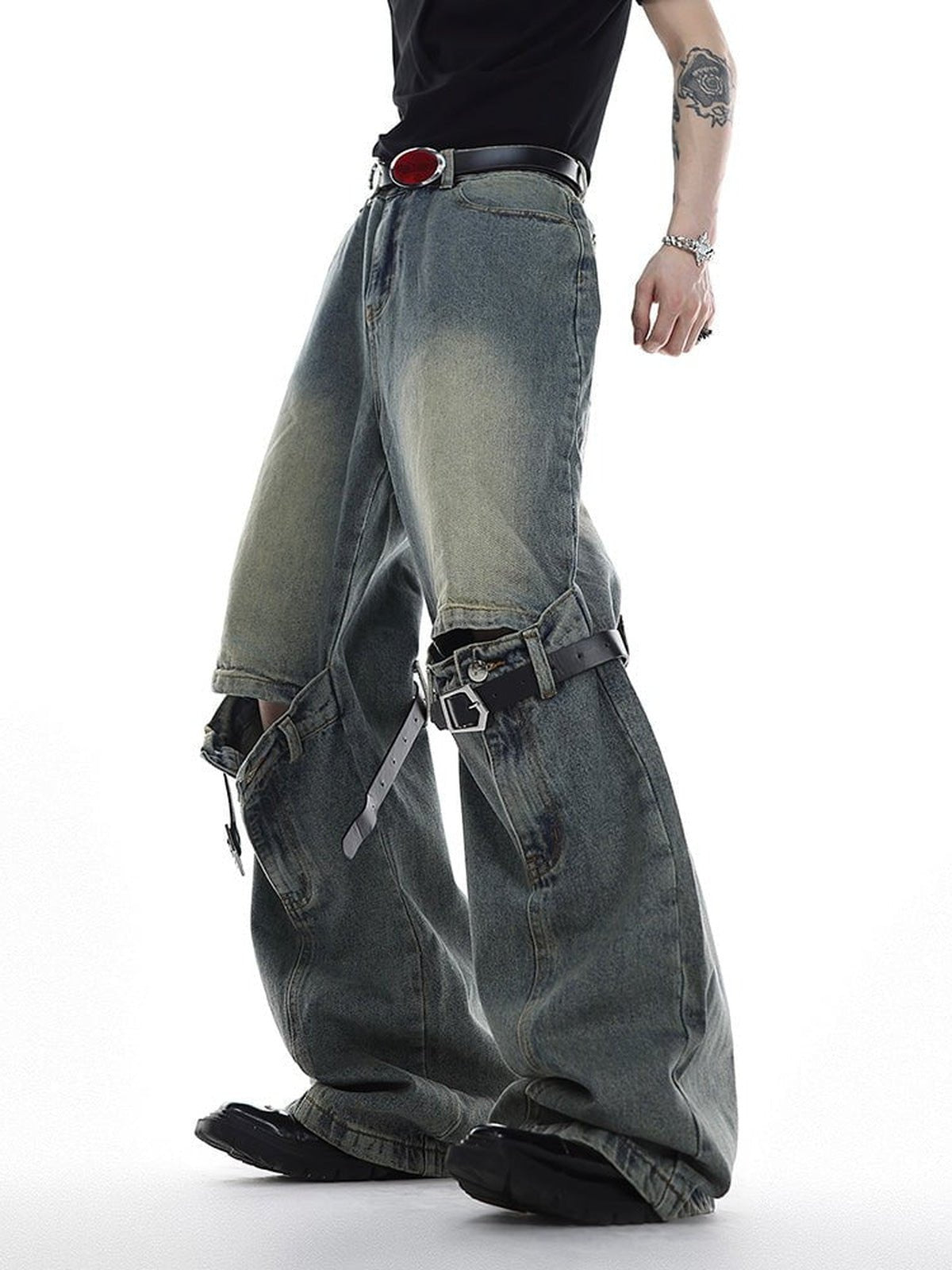 Vintage Wide Leg Jeans mit Schnallenriemen am Knie – am Model, von vorn | XoKool