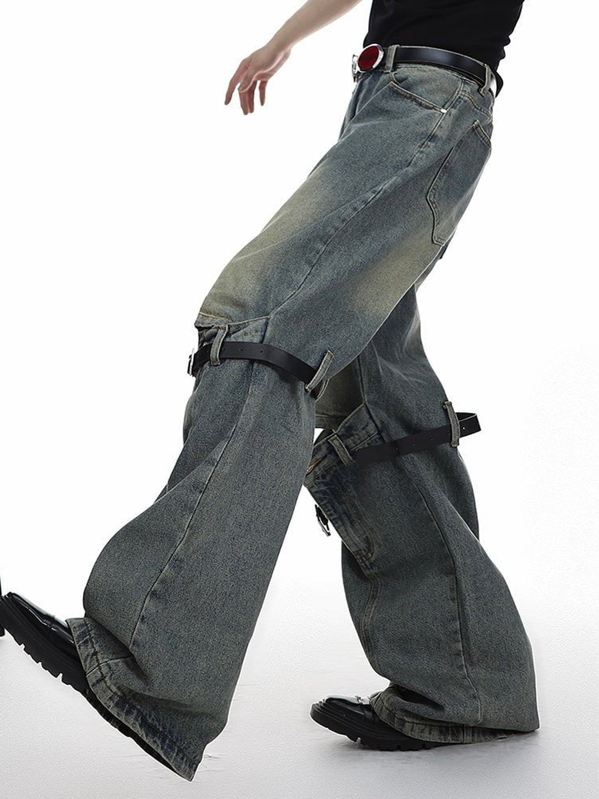 Vintage Wide Leg Jeans mit Schnallenriemen am Knie – am Model, seitlich im Gehen | XoKool