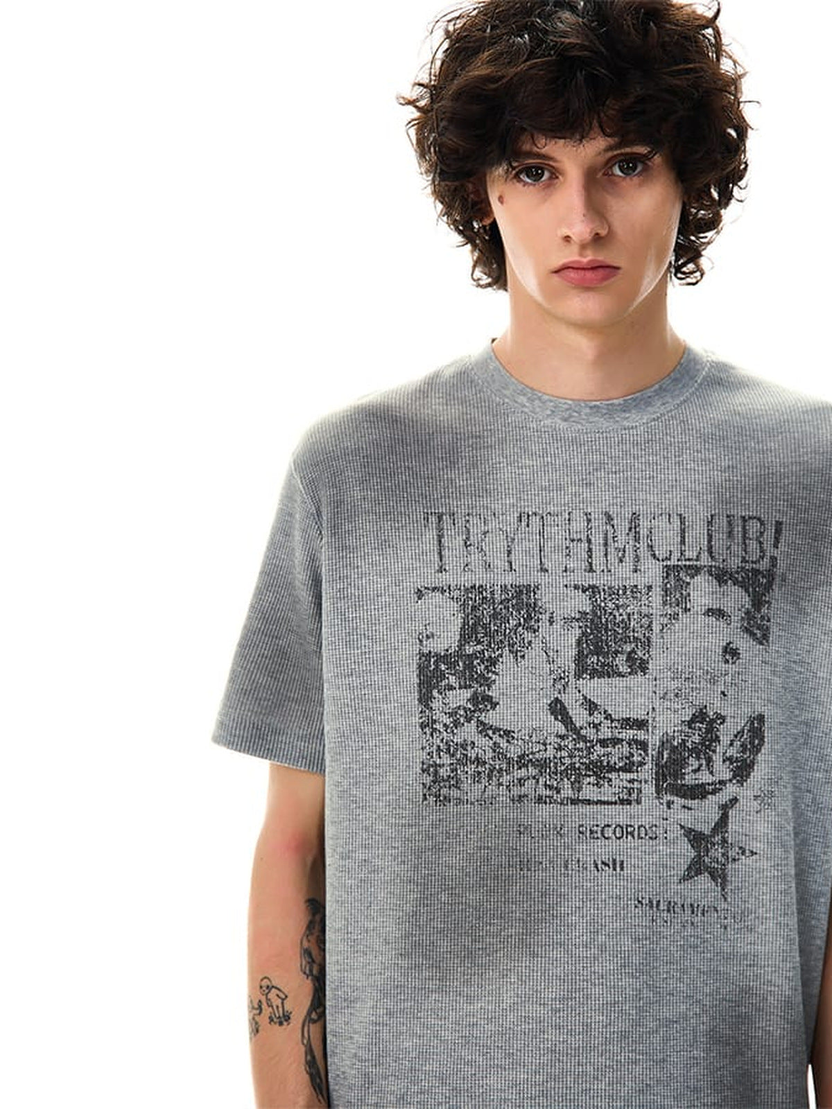 Waffle photo tee – Grey, on model close | XoKool