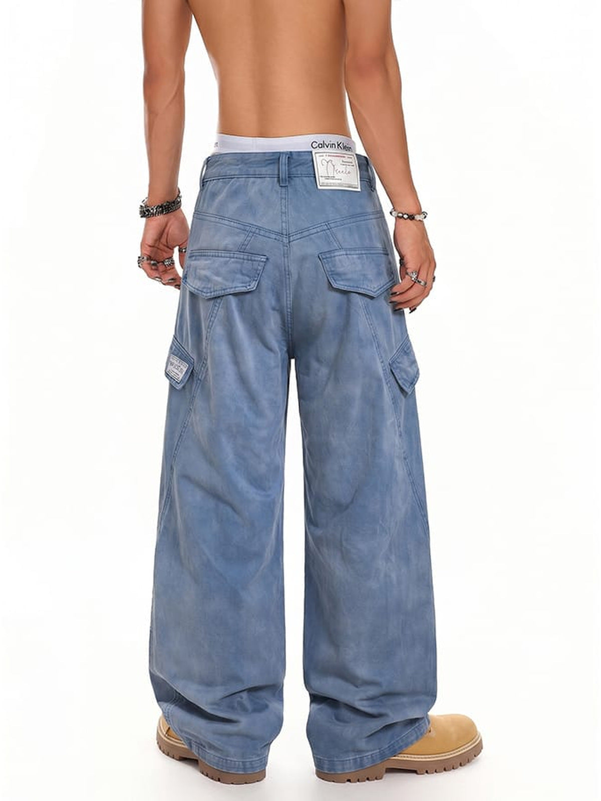 Cargohose mit Reißverschluss am Saum – Hellblau, am Model von hinten | XoKool