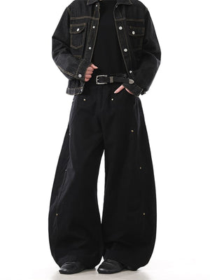 Washed Barrel Hose mit Nieten und geschwungenen Nähten – Schwarz, am Model von vorne | XoKool