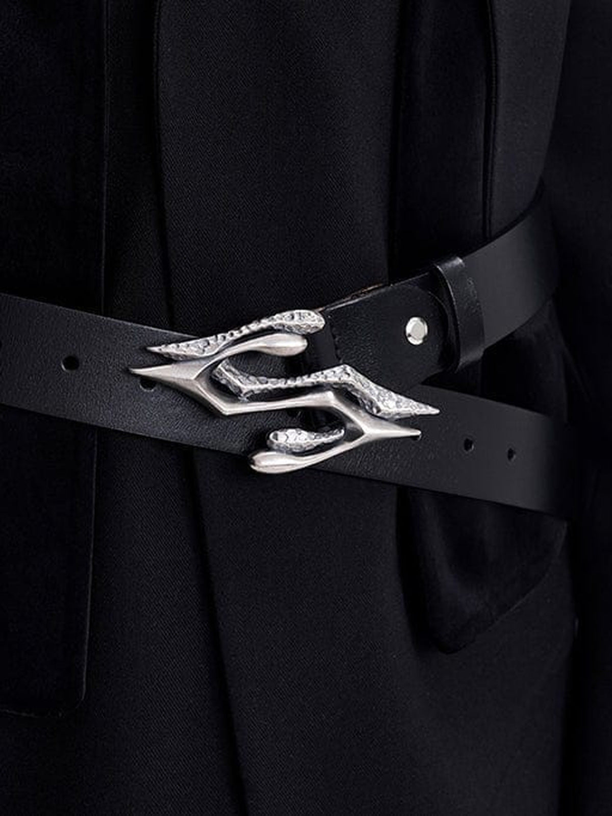 Conjunto de denim negro lavado – detalle de la hebilla del cinturón | XoKool