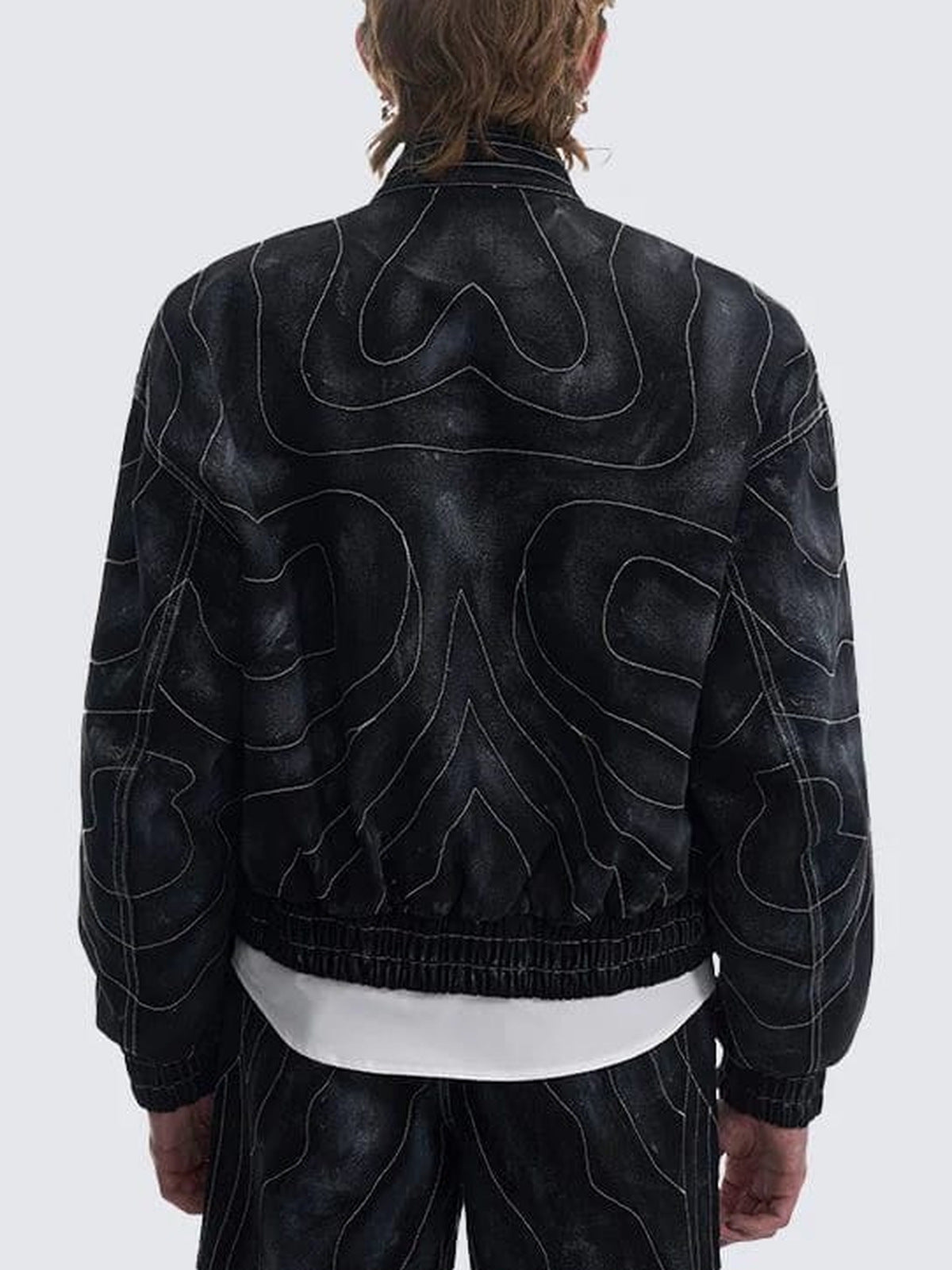 Conjunto de denim negro lavado – chaqueta en modelo, espalda | XoKool