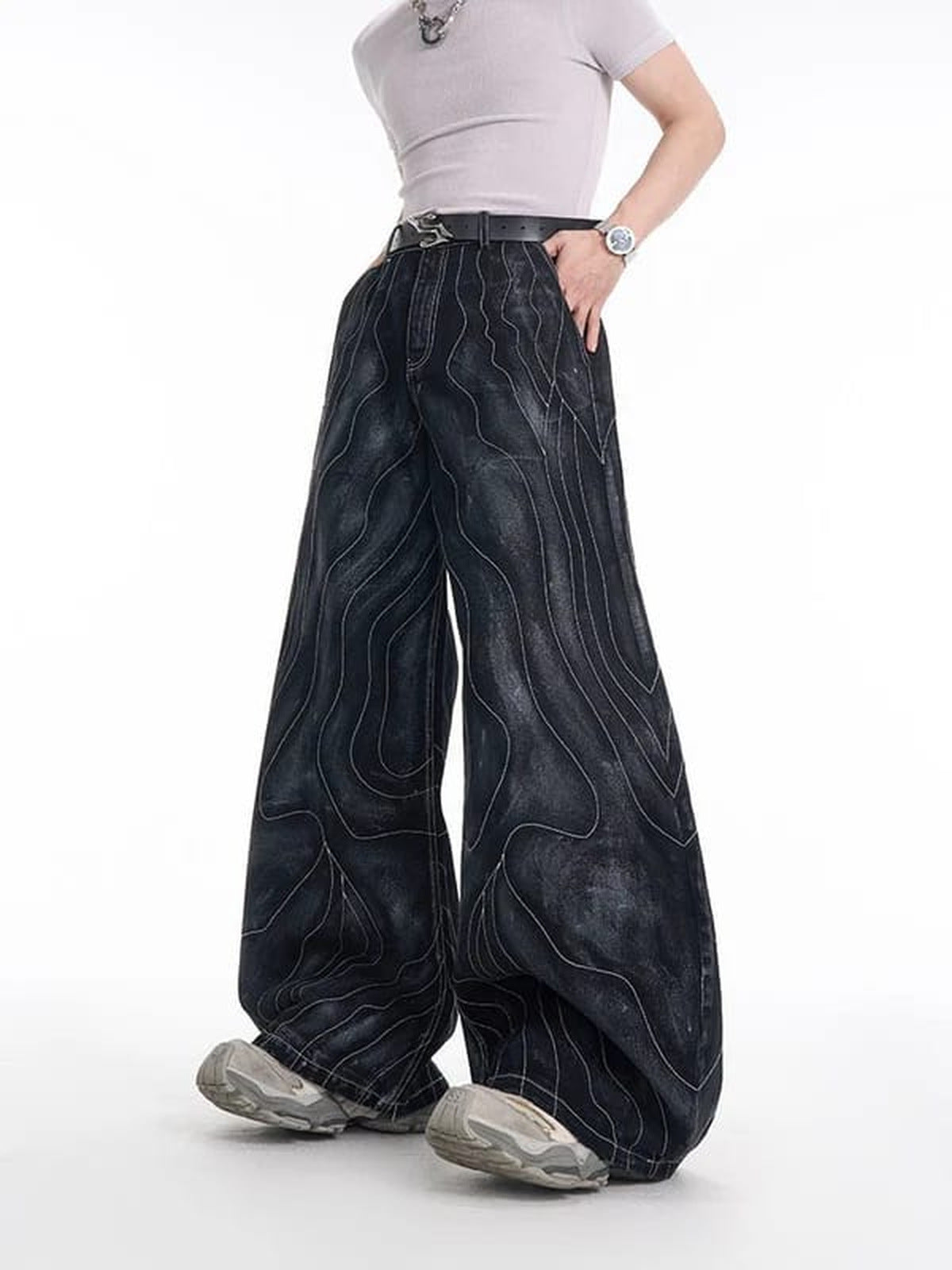 Conjunto de denim negro lavado – jeans en modelo, lateral | XoKool
