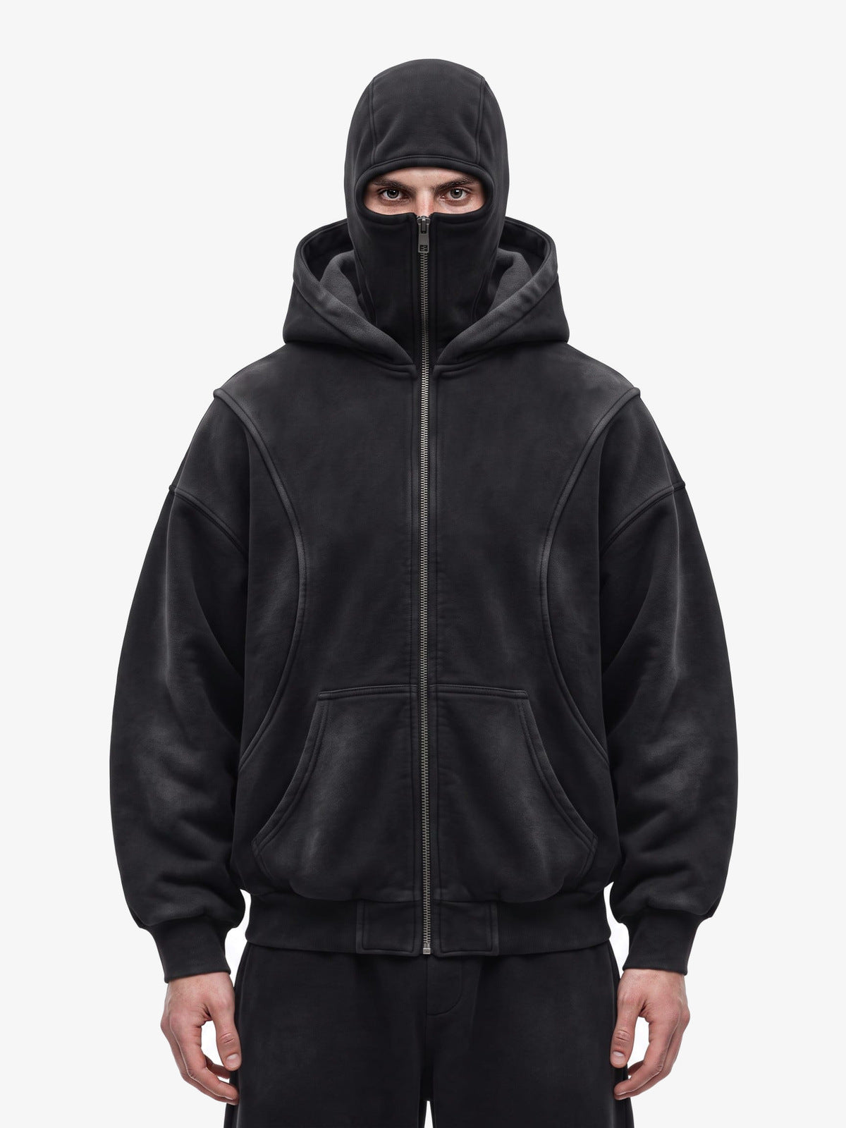 Washed Schwarzer Sturmhauben Zip Hoodie – am Model, von vorne, Gesicht bedeckt | XoKool