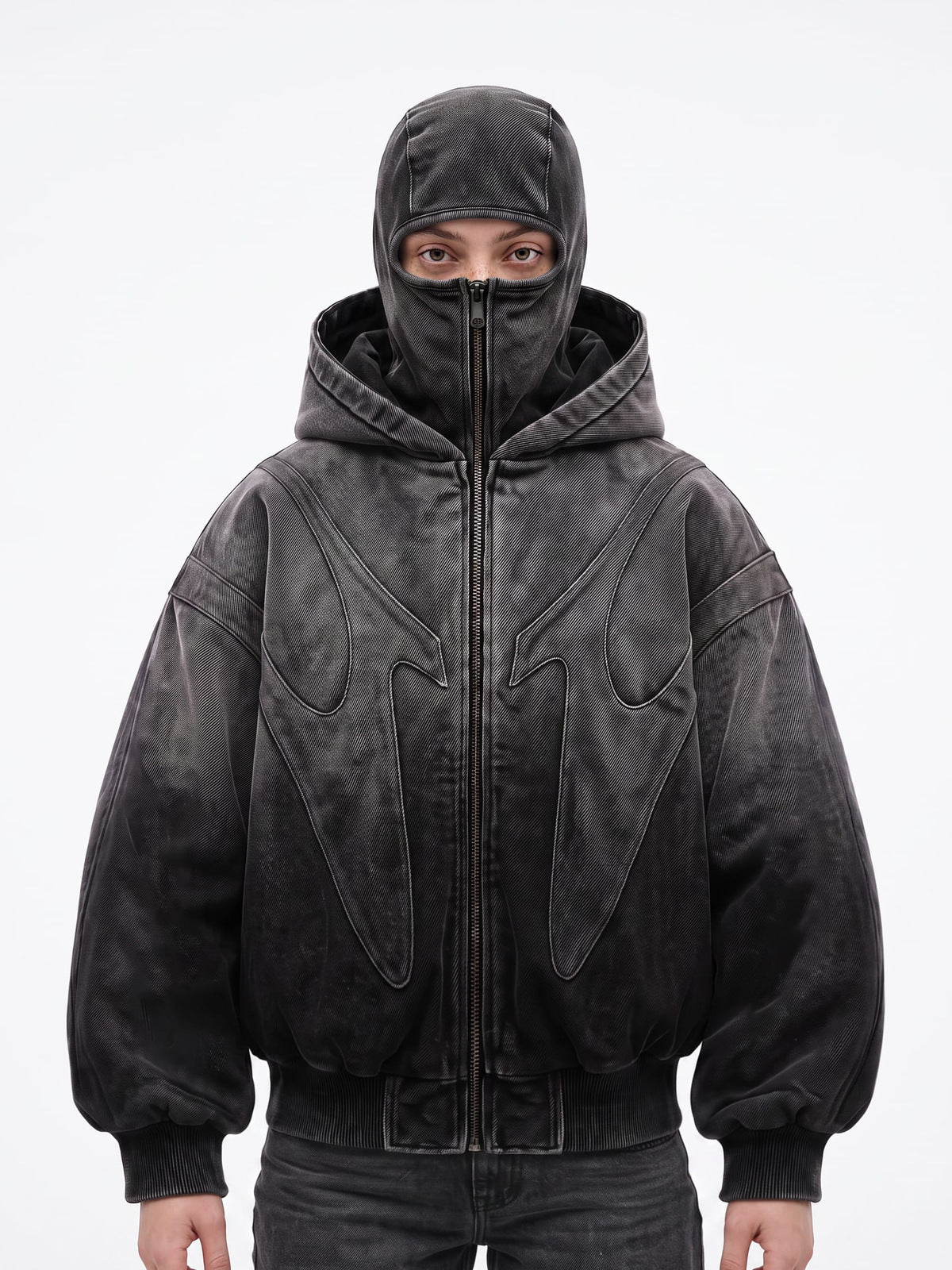 Washed Black Bomberjacke mit Balaclava-Kapuze – am Model, vorne, Balaclava geschlossen | XoKool