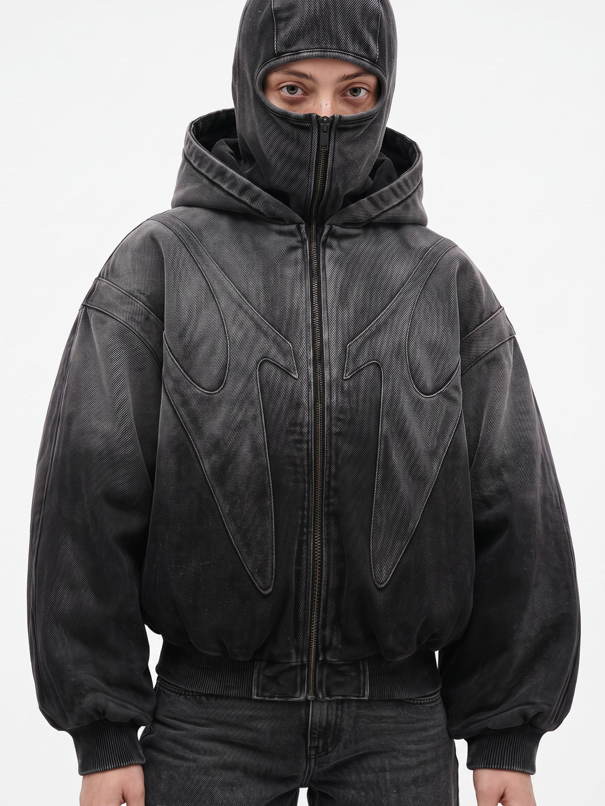 Washed Black Bomberjacke mit Balaclava-Kapuze – am Model, vorne, Nahaufnahme | XoKool