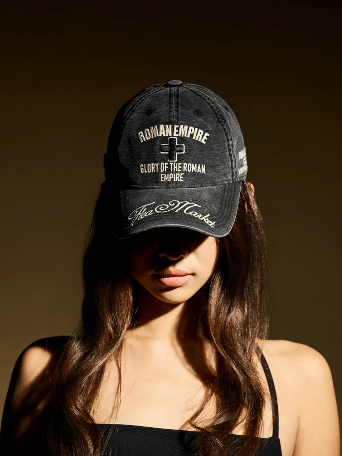 Washed Schwarze Cap mit Kreuz- und Buchstabenstickerei – am Model (Frau), Vorderansicht | XoKool