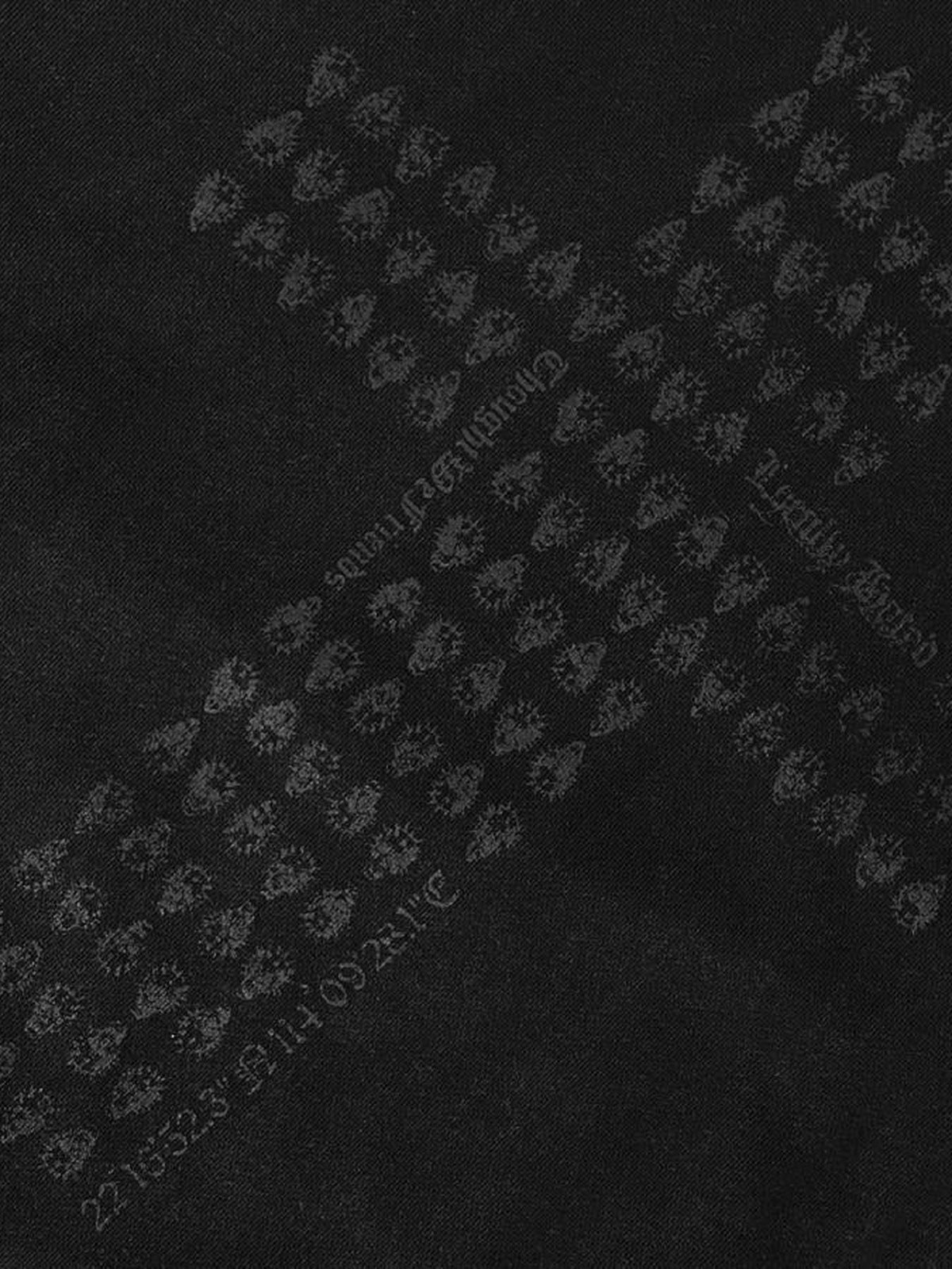 Hoodie gráfico con cruz en negro lavado – detalle del estampado de cruz | XoKool