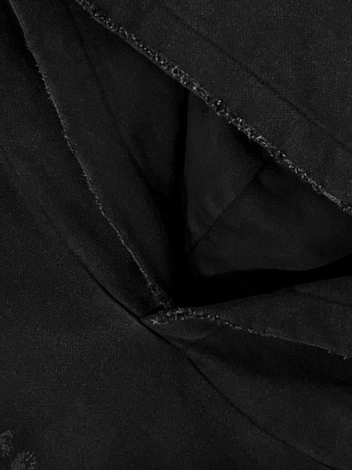 Hoodie con cruz – detalle de la costura de borde crudo de la capucha | XoKool