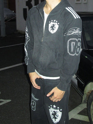 Washed Black Football Jersey Zip Hoodie – am Model, auf der Straße, Seitenansicht | XoKool