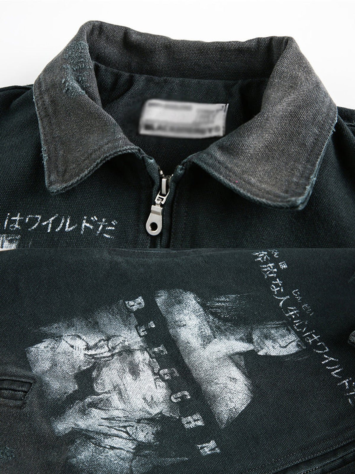 Washed Black Graphic Workwear-Jacke mit grauem Kragen – Nahaufnahme von Kragen und Brustprint | XoKool