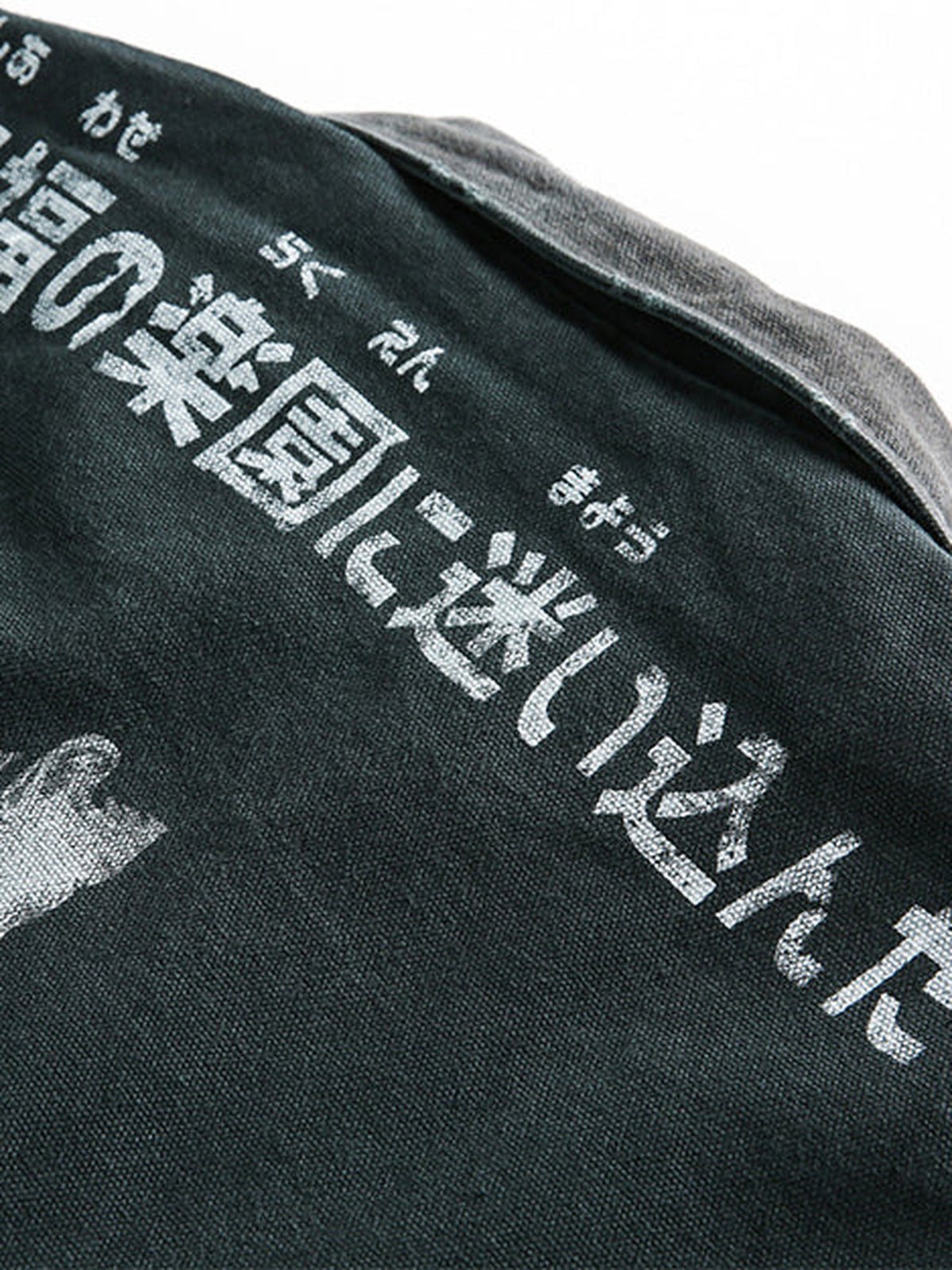 Schwarze Graphic Workwear-Jacke – Nahaufnahme des japanischen Schriftzug-Prints | XoKool