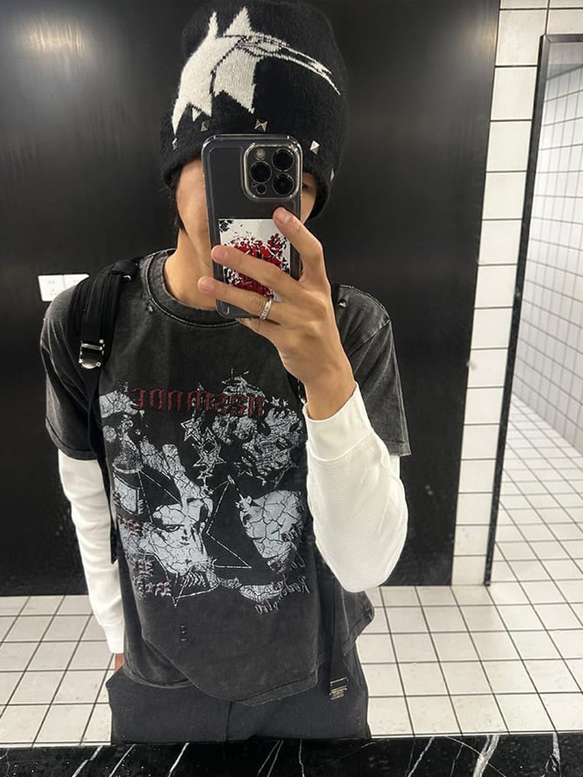 Grunge Collage T-Shirt – Spiegelselfie, über Longsleeve getragen | XoKool
