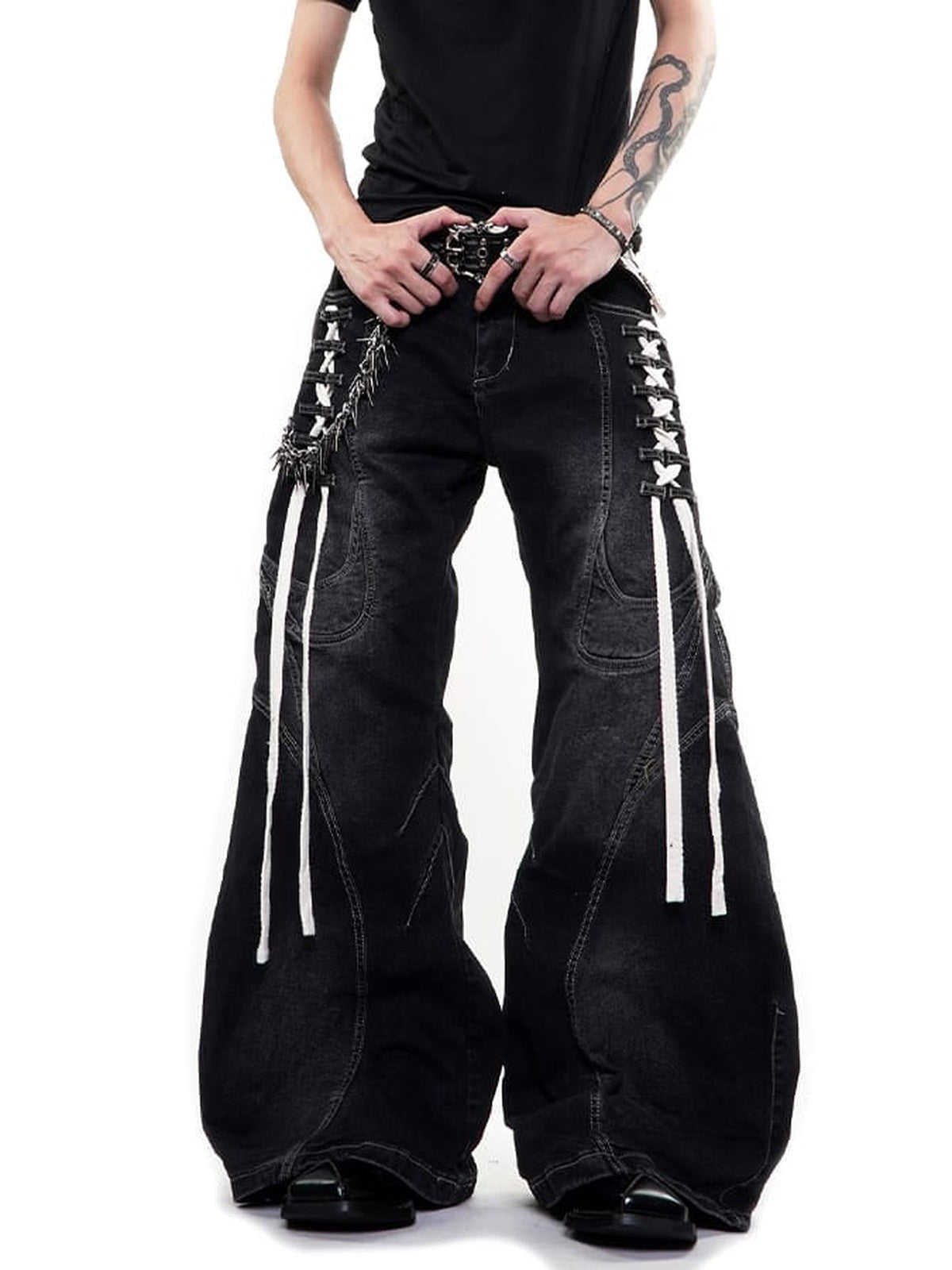 Jeans con cordones: en modelo, plano cercano frontal | XoKool
