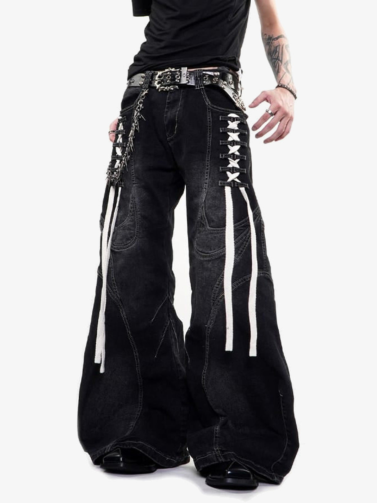 Jeans de pierna ancha con cordones en negro lavado, en modelo, vista frontal | XoKool