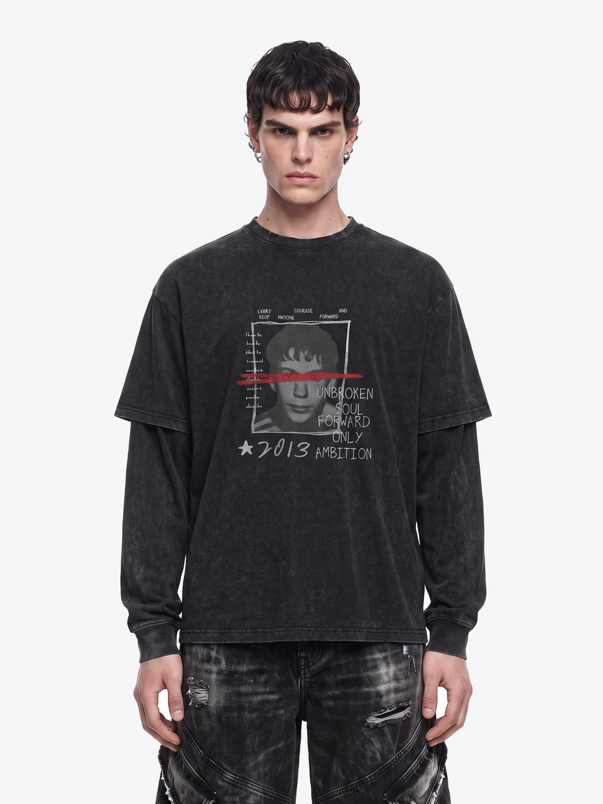 Camiseta de manga larga negra efecto lavado con capas y estampado de foto – en modelo, frente | XoKool