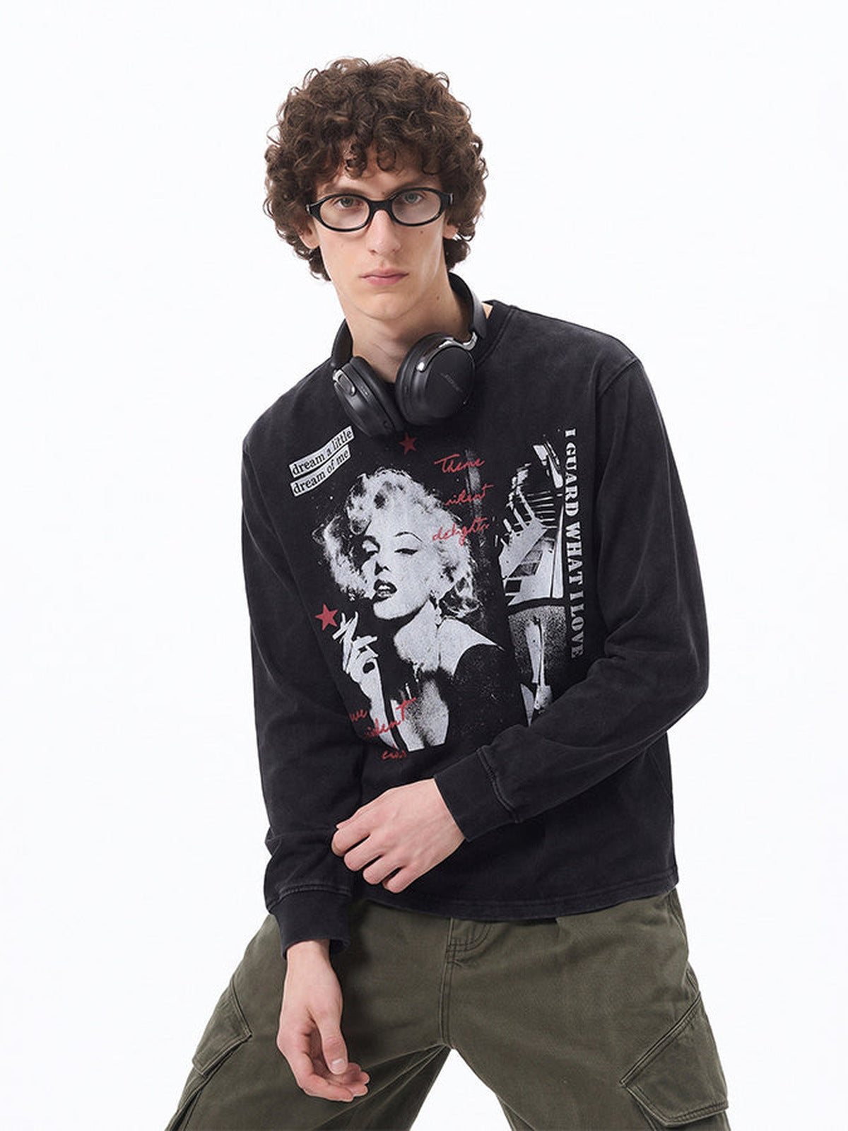 Washed Black Longsleeve Graphic T-Shirt mit Portrait-Collage – am Model von vorn | XoKool