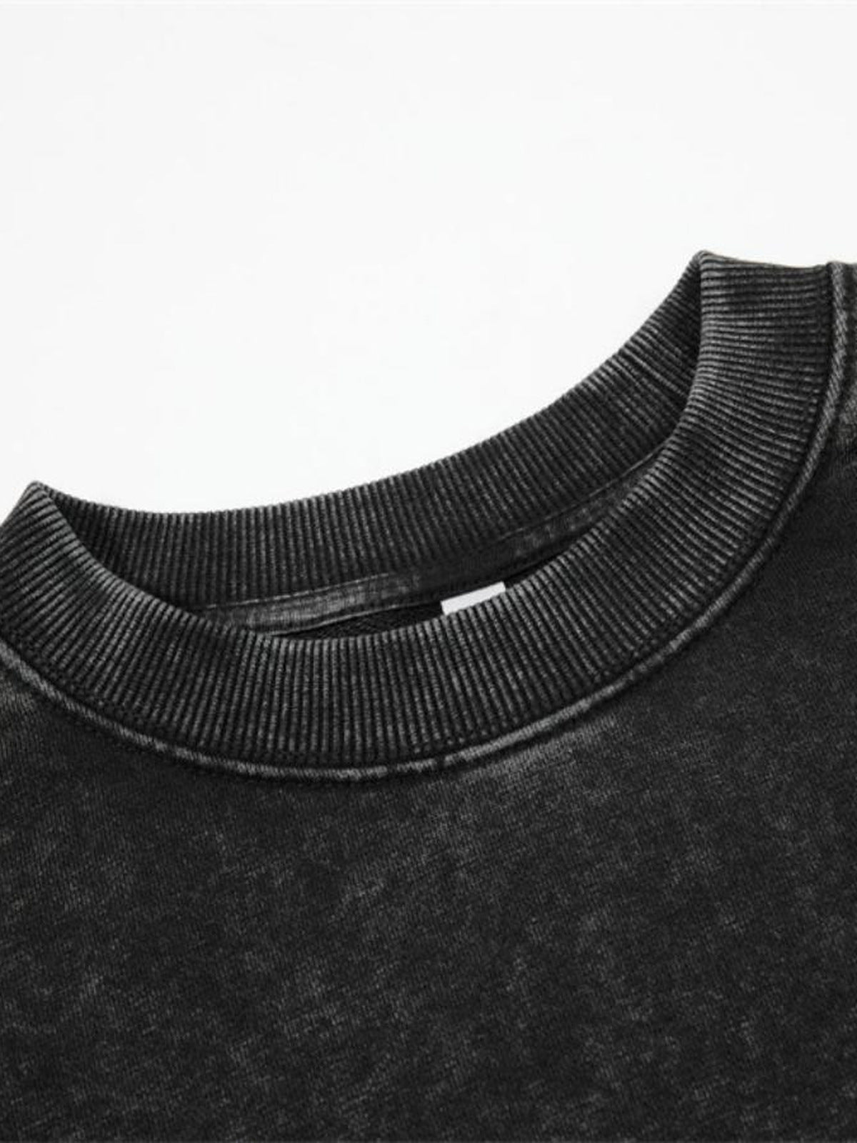 Sudadera cuello redondo negro lavado – detalle del cuello redondo | XoKool