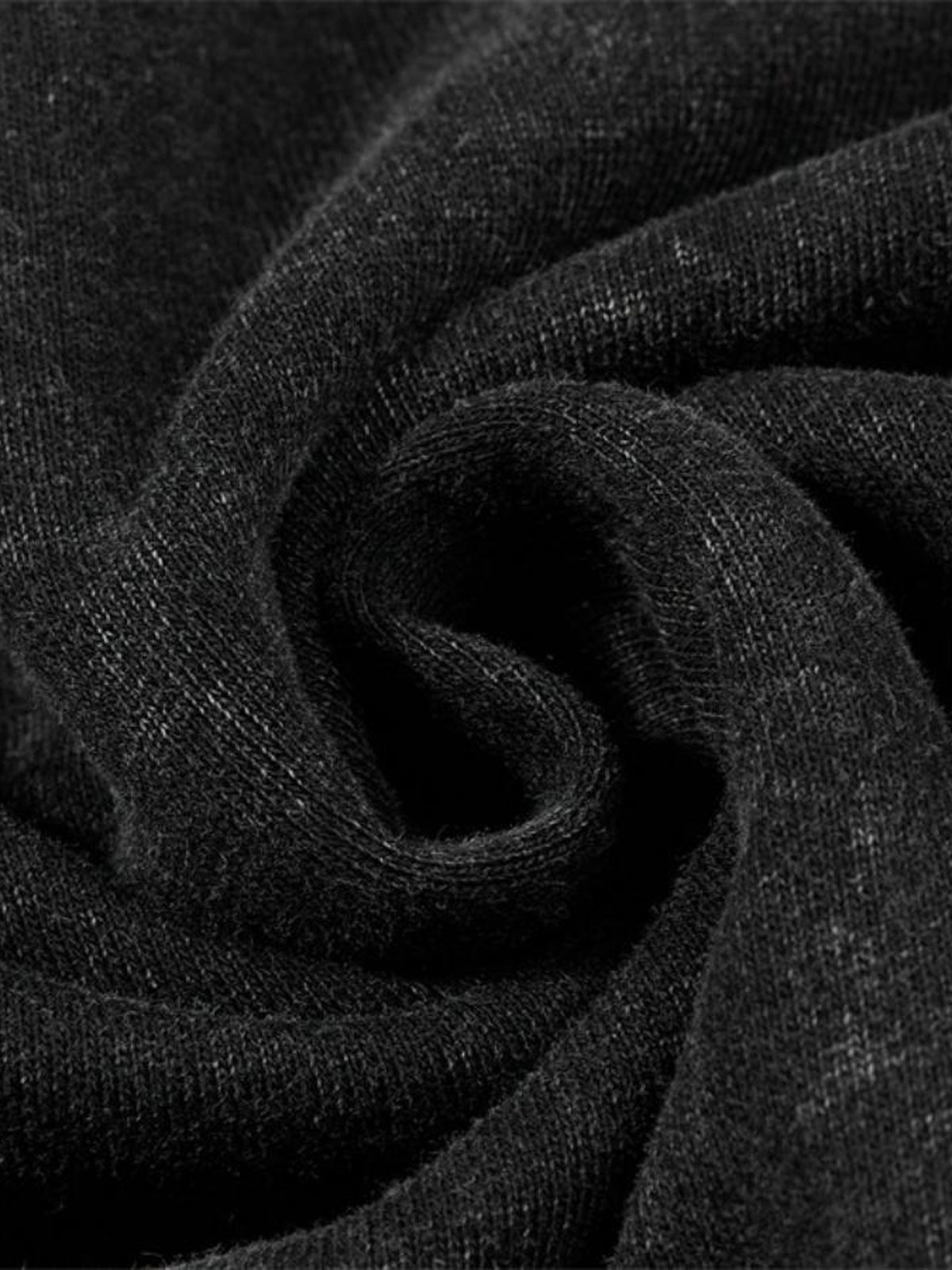 Sudadera cuello redondo negro lavado – detalle del efecto remolino de la tela | XoKool