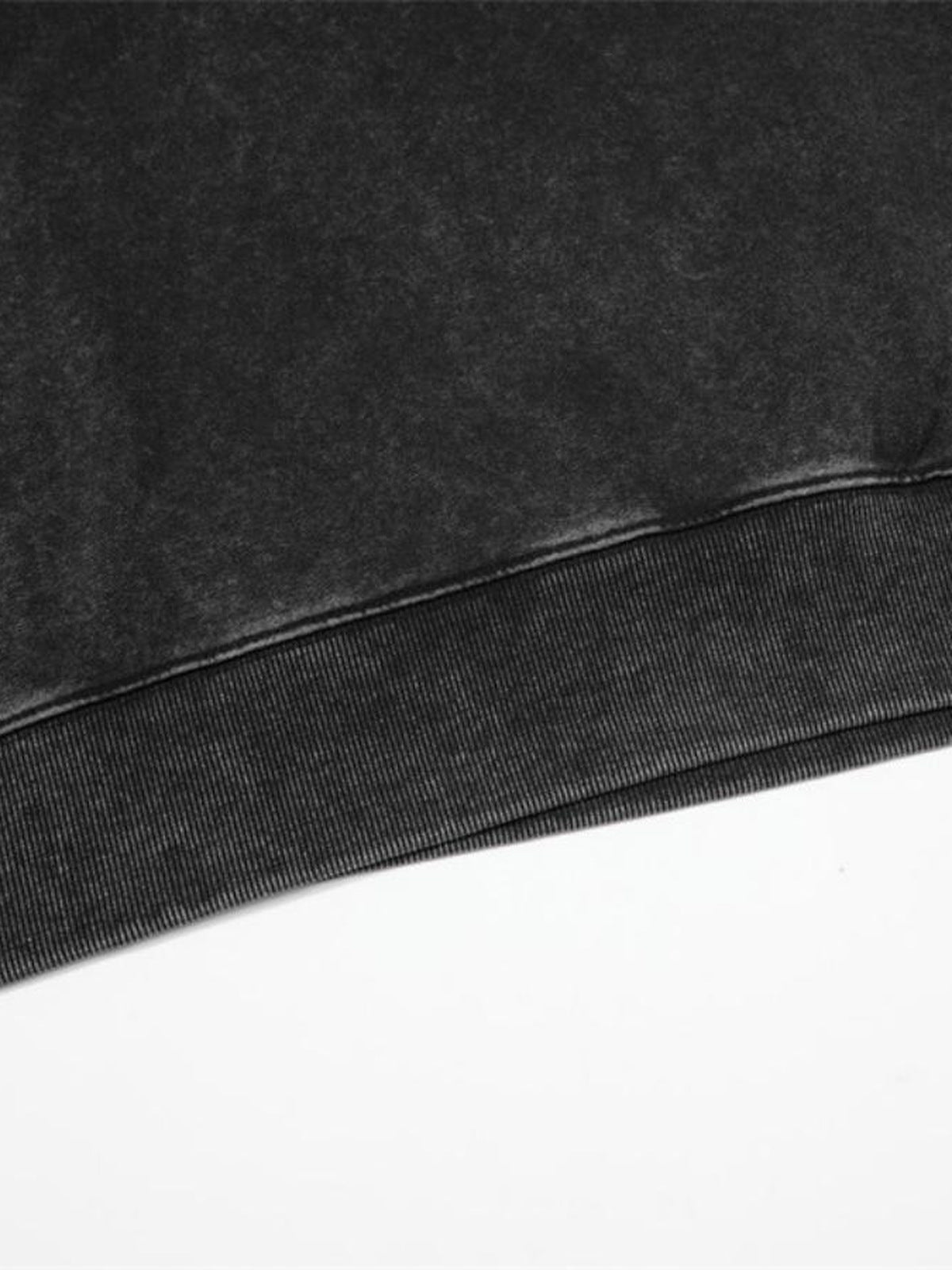 Sudadera cuello redondo negro lavado – detalle del bajo | XoKool