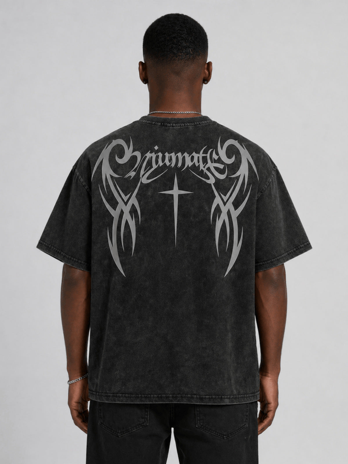 Oversized Graphic T-Shirt mit Tribal-Print in Washed Schwarz – am Model, hinten | XoKool
