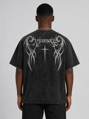 Oversized Graphic T-Shirt mit Tribal-Print in Washed Schwarz – am Model, hinten | XoKool