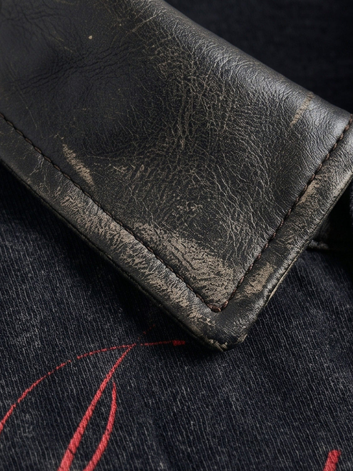 Washed black polo shirt – leather-look collar close-up | XoKool