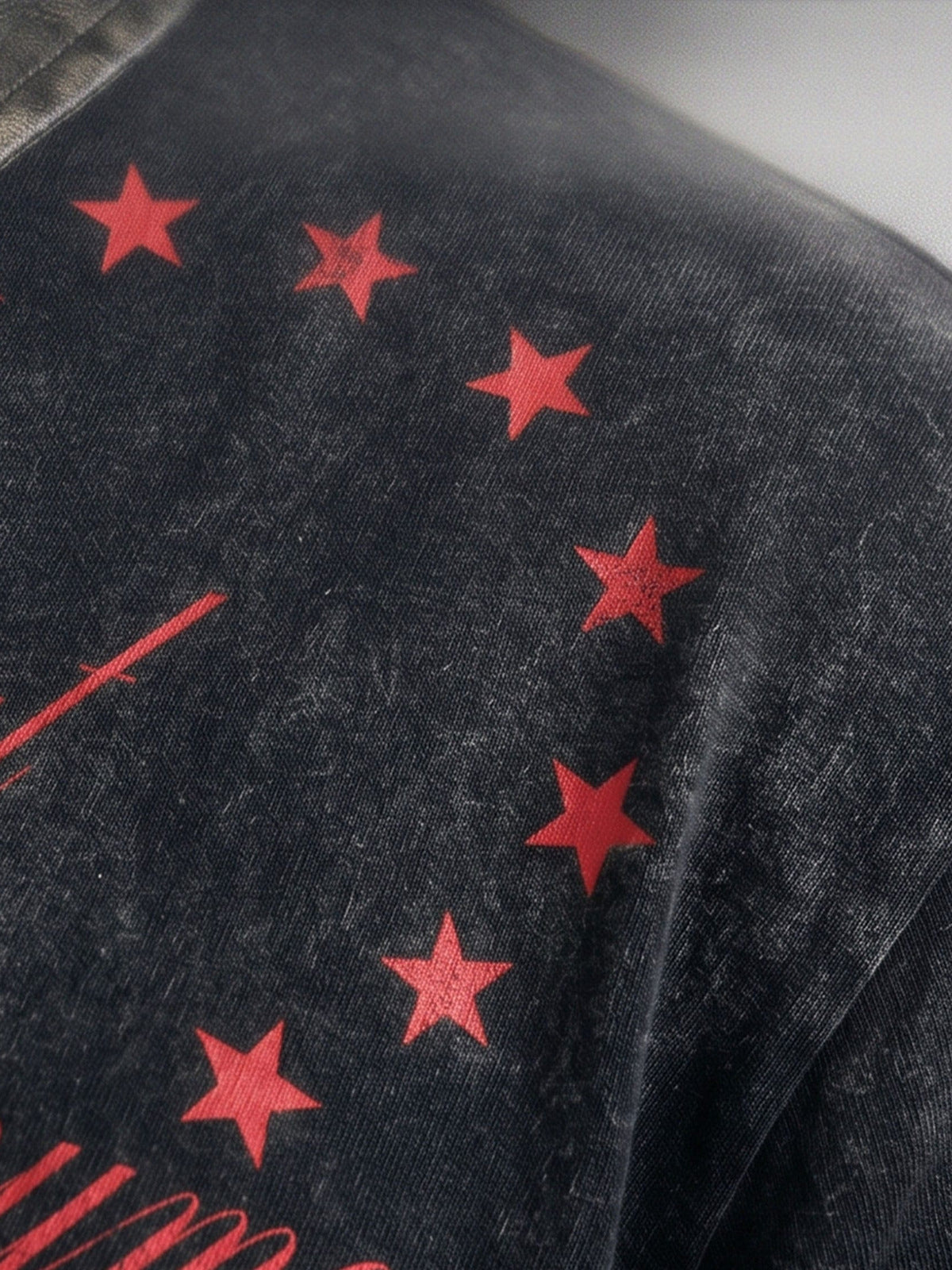 Washed black polo shirt – star print close-up | XoKool