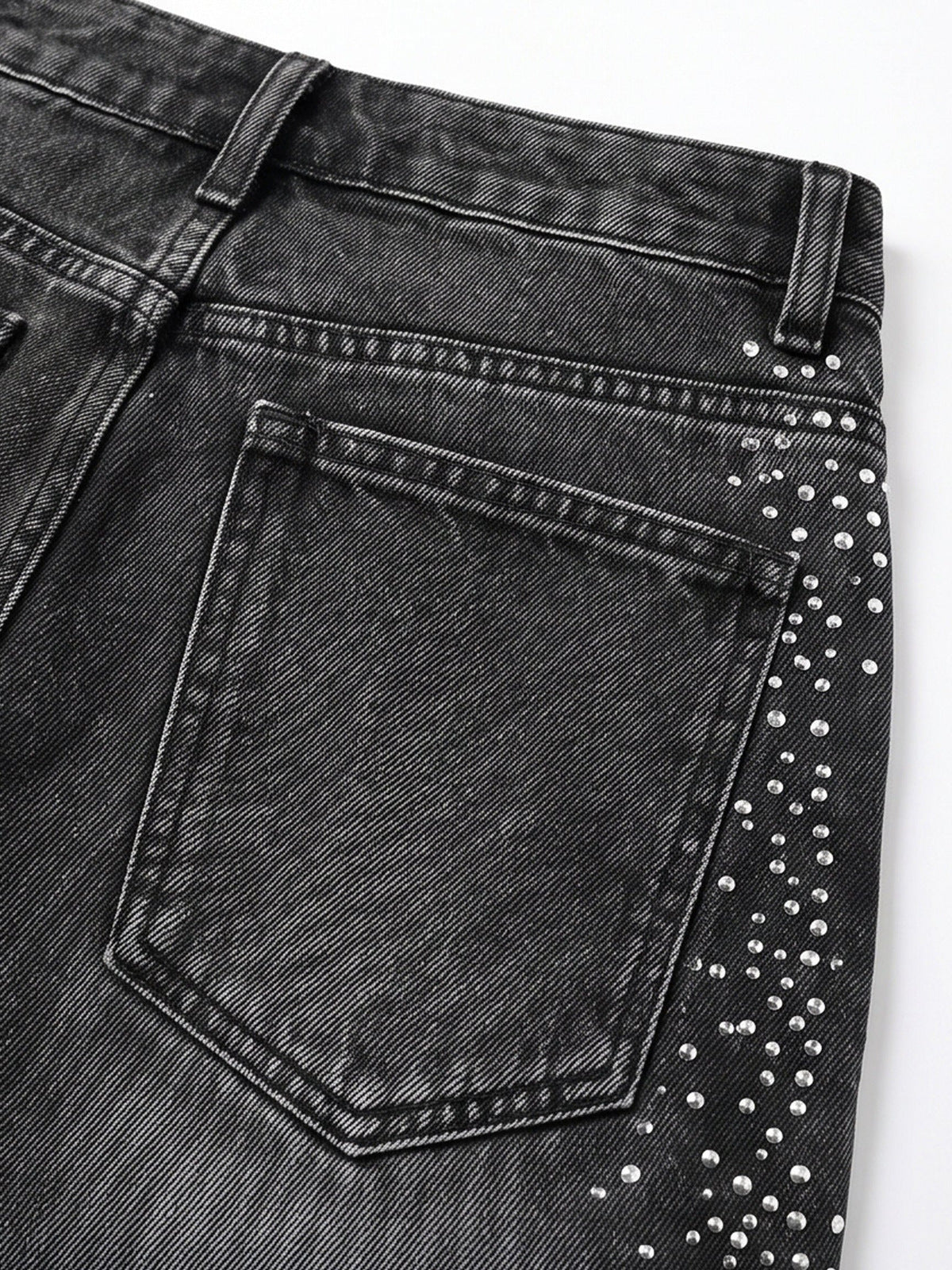 Jorts negro lavado con strass y estampado de letras – detalle del bolsillo trasero y las tachuelas | XoKool