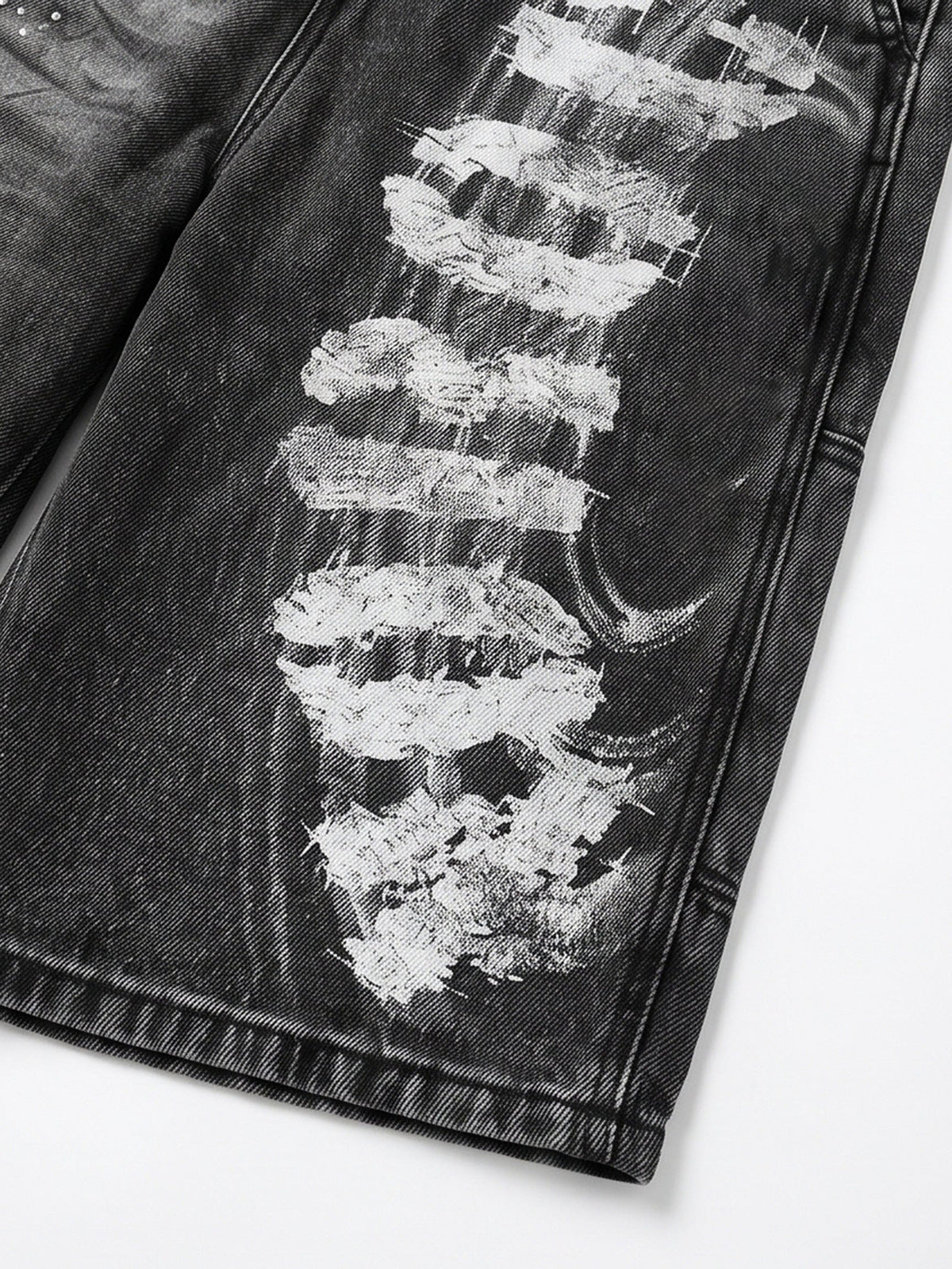 Jorts negro lavado con strass y estampado de letras – detalle del estampado de letras | XoKool