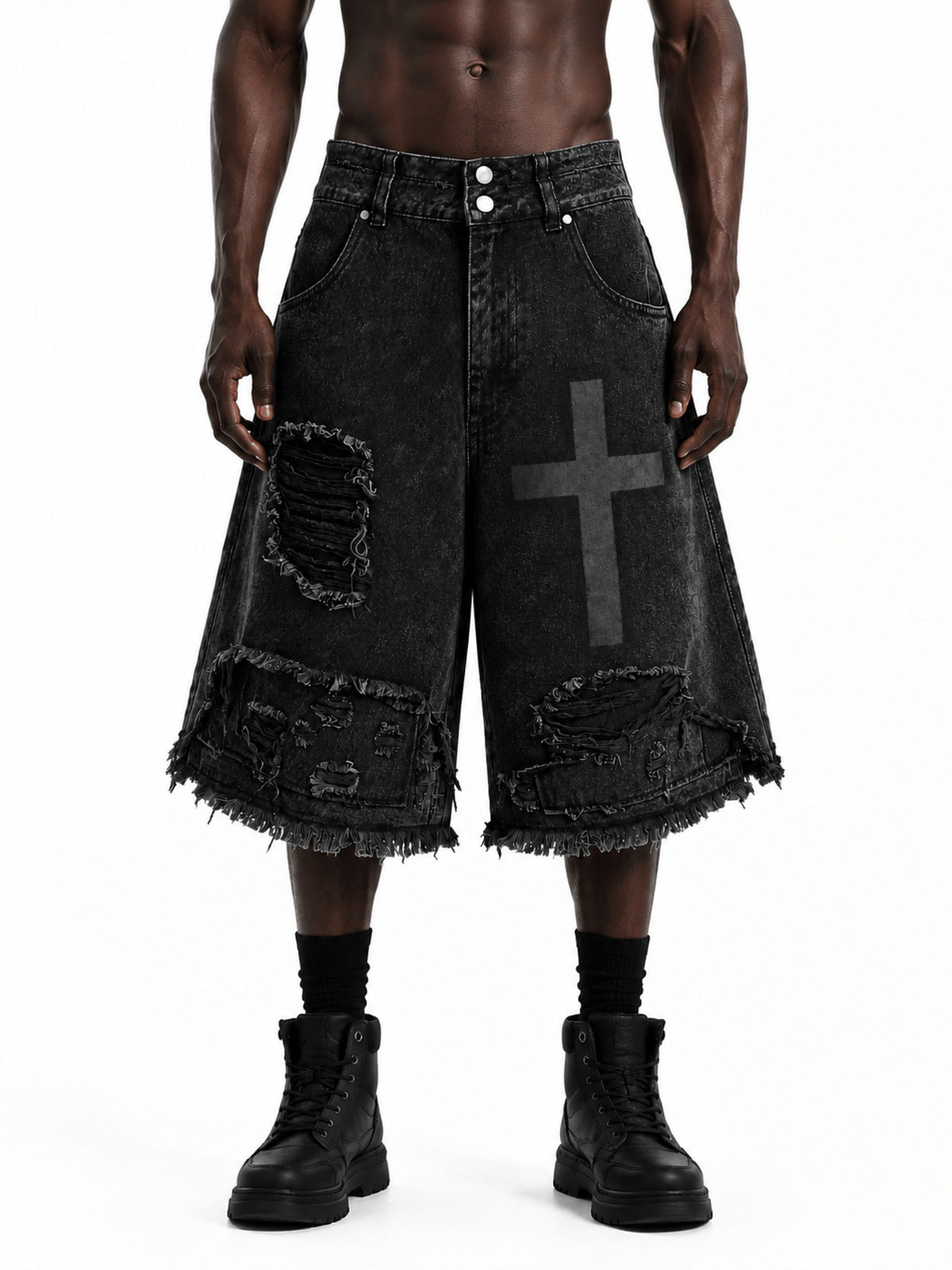 Washed Black Jorts im Used-Look mit Kreuz-Print – am Model, Vorderansicht nah | XoKool