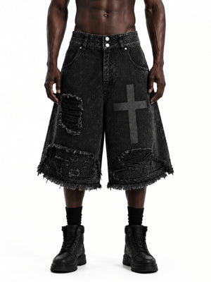 Washed Black Jorts im Used-Look mit Kreuz-Print – am Model, Vorderansicht nah | XoKool